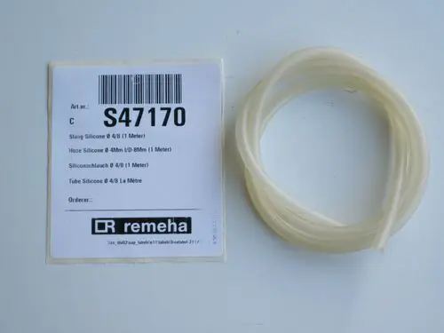 Transparente Silikonschlauch-Rolle auf einem weißen Hintergrund, neben einem Produktetikett der Marke Remeha mit Artikelnummer und Produktinformationen.